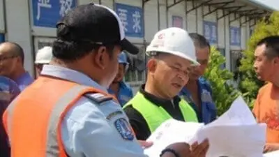 Kepala Kantor Imigrasi Bengkulu Samsu Rizal, saat melakukan razia di area proyek PLTU batu bara Teluk Sepang, Kota Bengkulu
