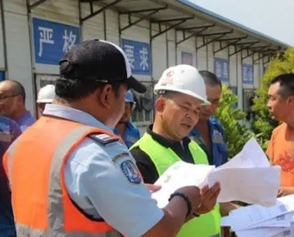 Kepala Kantor Imigrasi Bengkulu Samsu Rizal, saat melakukan razia di area proyek PLTU batu bara Teluk Sepang, Kota Bengkulu
