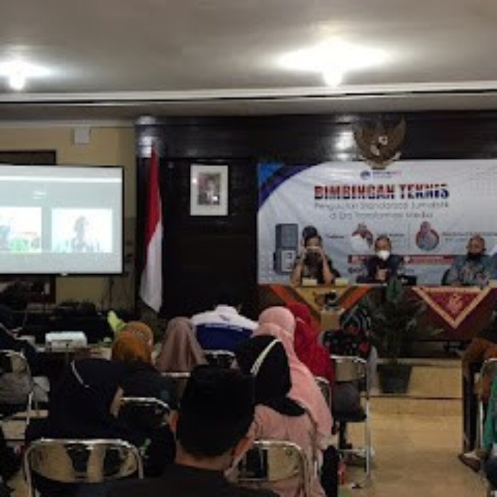 Kepala Diskominfo Sumenep Ferdiansyah Tetrajaya saat membuka Bimtek Jurnalistik bagi KIM se-Kabupaten Sumenep di Aula Diskominfo