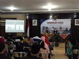 Kepala Diskominfo Sumenep Ferdiansyah Tetrajaya saat membuka Bimtek Jurnalistik bagi KIM se-Kabupaten Sumenep di Aula Diskominfo