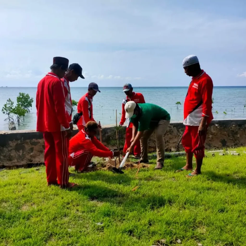 Jaga Alam, Pemdes Galis Tanam Bibit Pohon Cemara Udang