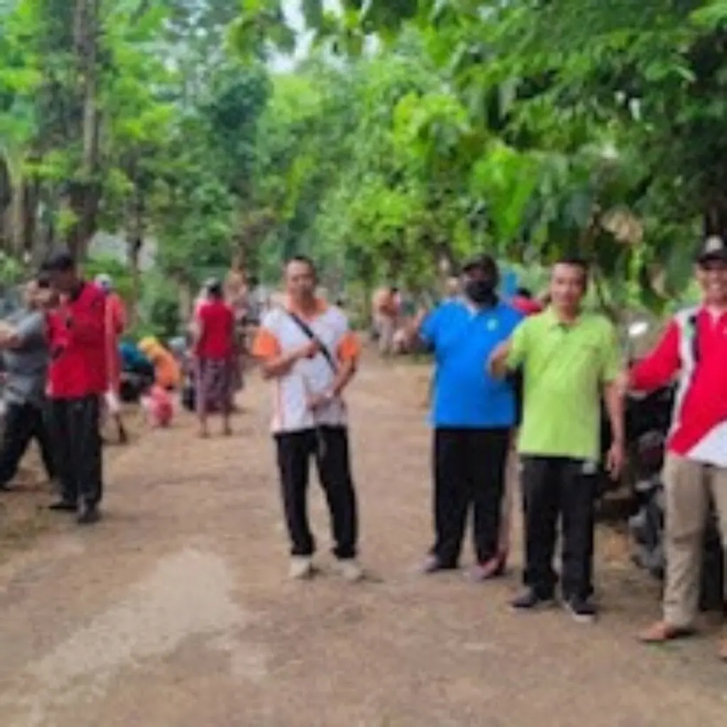 Pemerintah Desa (Pemdes) Galis Bersama Siswa SMP N 1 Bersihkan Jalan Pud di Dusun Bundan Daja