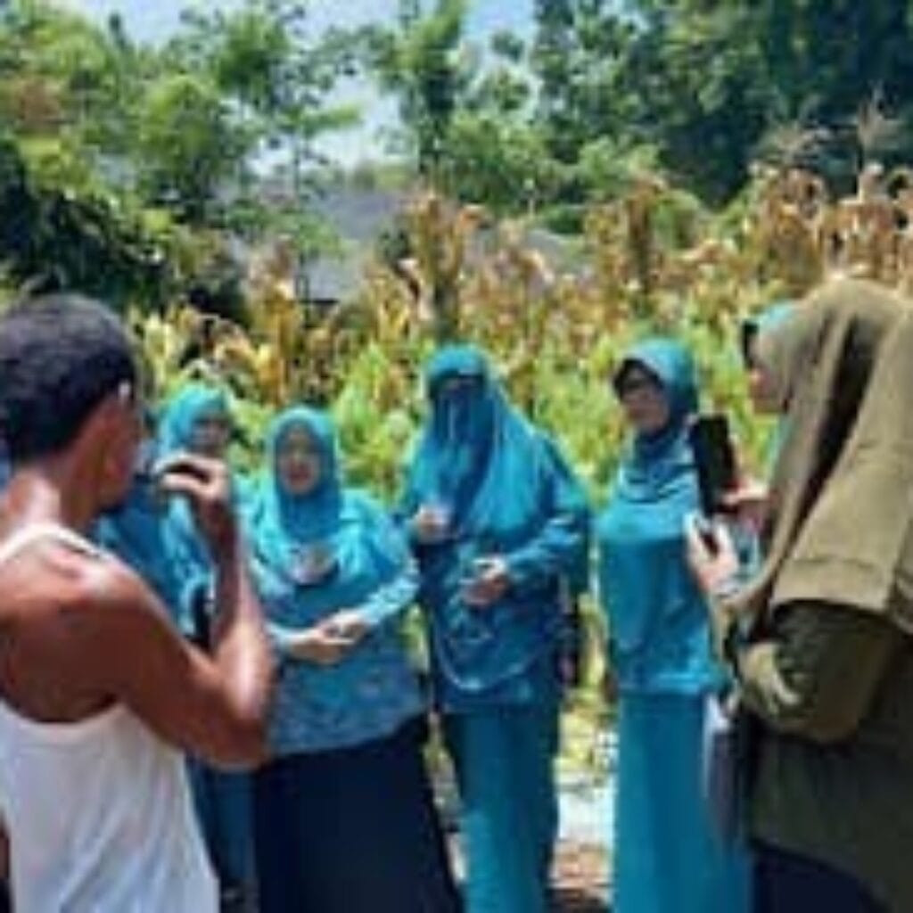 Ketua Poktan Kreatif Desa Bringsang, Mohammad Yasin saat Ditemui TP-PKK Kecamatan Giligenting (Foto: Pemdes Bringsang)