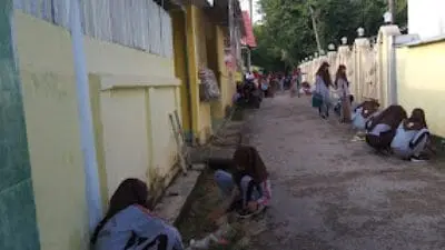Siswa MTs Anwaruddin Tengah Membersihkan Lingkungan Sekolah Dalam Rangka Membiasakan Hidup Bersih