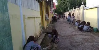 Siswa MTs Anwaruddin Tengah Membersihkan Lingkungan Sekolah Dalam Rangka Membiasakan Hidup Bersih