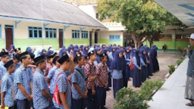 KH. Moh. Zuhdi Salim saat memberikan pengarahan kepada siswa-siswi MTs Anwaruddin dalam rangka menyambut bulan suci Ramadhan 1443 H