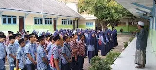 KH. Moh. Zuhdi Salim saat memberikan pengarahan kepada siswa-siswi MTs Anwaruddin dalam rangka menyambut bulan suci Ramadhan 1443 H