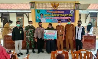 Penyerahan Bantuan Langsung Tunai (BLT) Dana Desa Secara Simbolis Oleh, Camat Giligenting, Kepala Desa Galis, Kapolsek Giligenting dan Koramil Giligenting