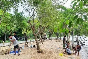 Persiapan lokasi ngabuburit romantis di tepi pantai Dusun Bumbungan, Bringsang