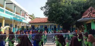 Siswa MTs Al-Hasan Giligenting mengikuti senam pagi bersama guru di halaman madrasah