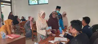 Warga Desa Galis antre tertib saat menerima BLT minyak goreng dari Pemdes Galis dan PT Pos Indonesia untuk kebutuhan Ramadhan 1443 H