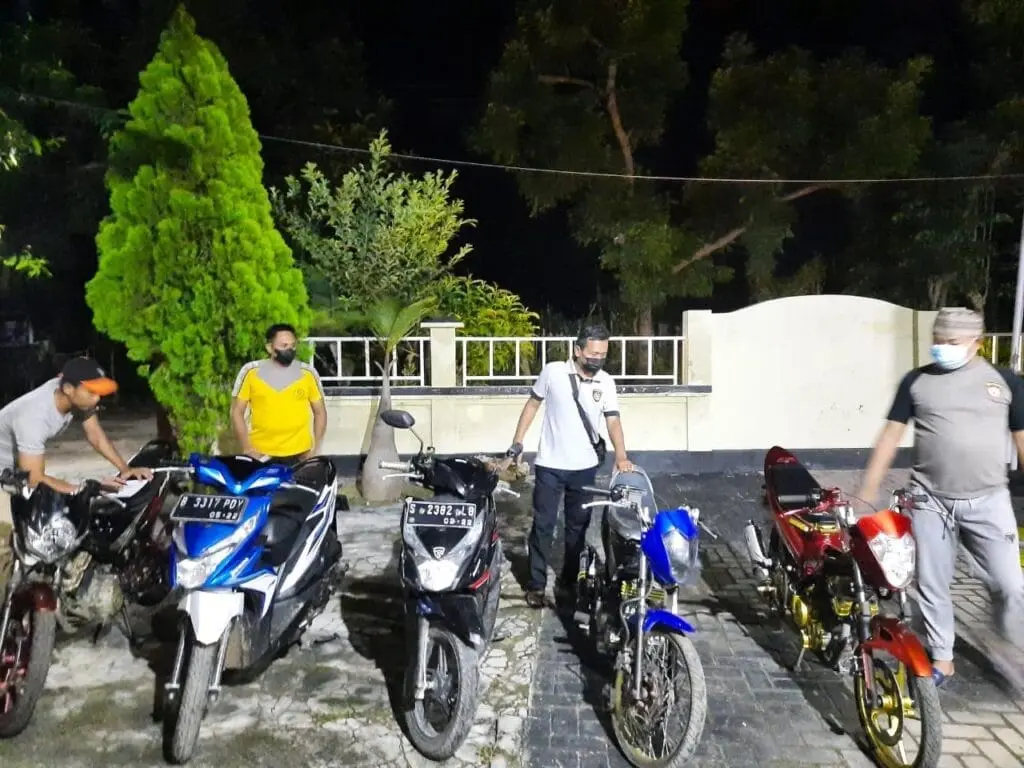 Anggota Polsek Giligenting mengamankan lima motor balap liar saat operasi dini hari di bulan Ramadhan, Kabupaten Sumenep