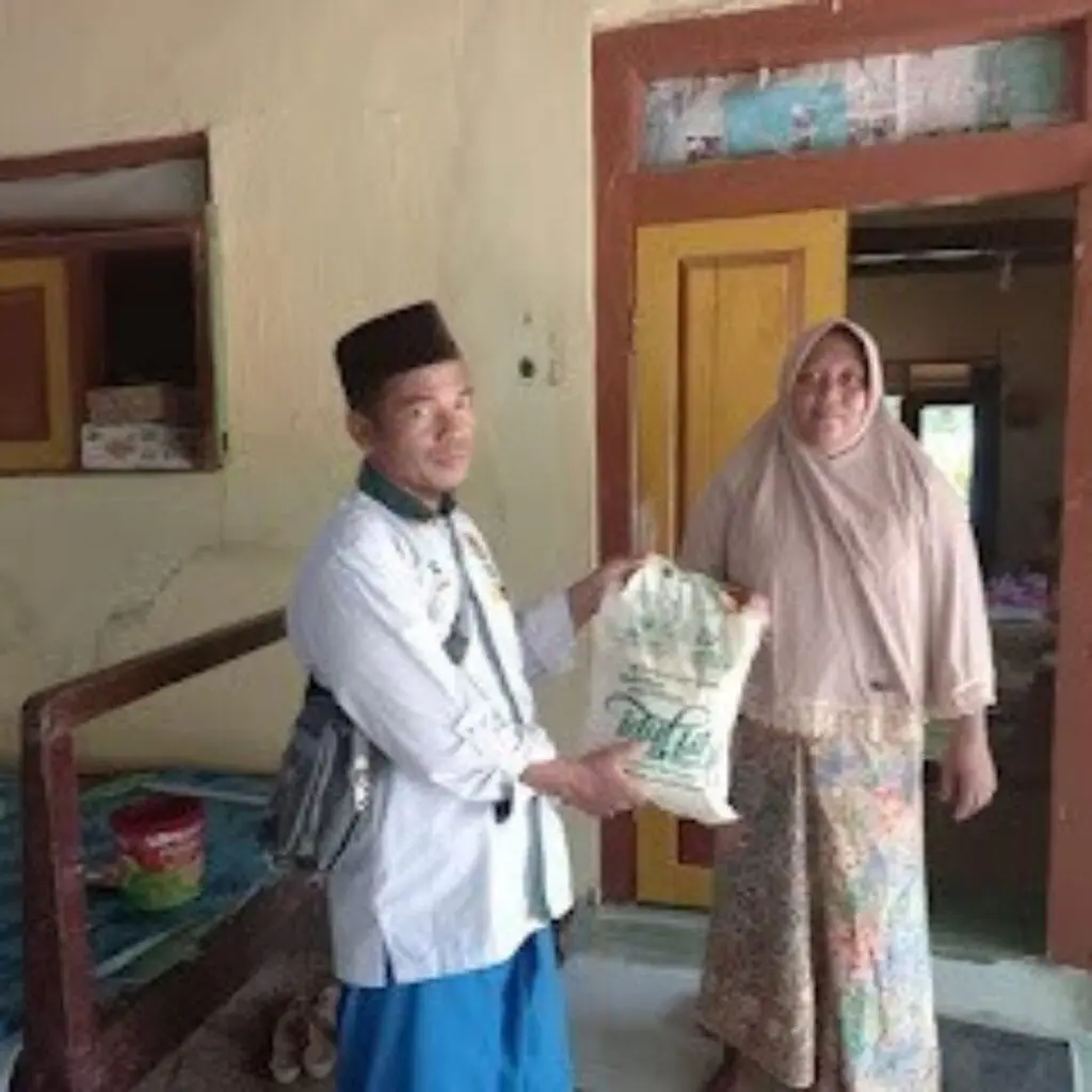 Ketua UPZ Baznas Giligenting, Abd. Rahman Serahkan Bantuan Beras Kepada Warga Giligenting