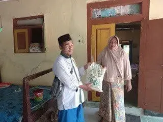 Ketua UPZ Baznas Giligenting, Abd. Rahman Serahkan Bantuan Beras Kepada Warga Giligenting