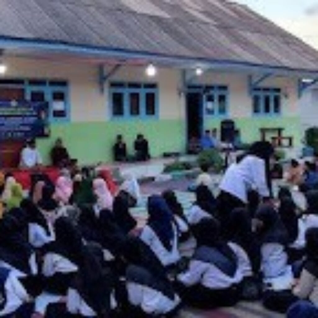 Guru dan siswa Yayasan Annibros Galis membaca Al-Qur’an bersama dalam acara Khotmil Quran dan buka puasa bersama sebagai penutup Pondok Ramadhan 1443 H