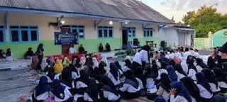 Guru dan siswa Yayasan Annibros Galis membaca Al-Qur’an bersama dalam acara Khotmil Quran dan buka puasa bersama sebagai penutup Pondok Ramadhan 1443 H