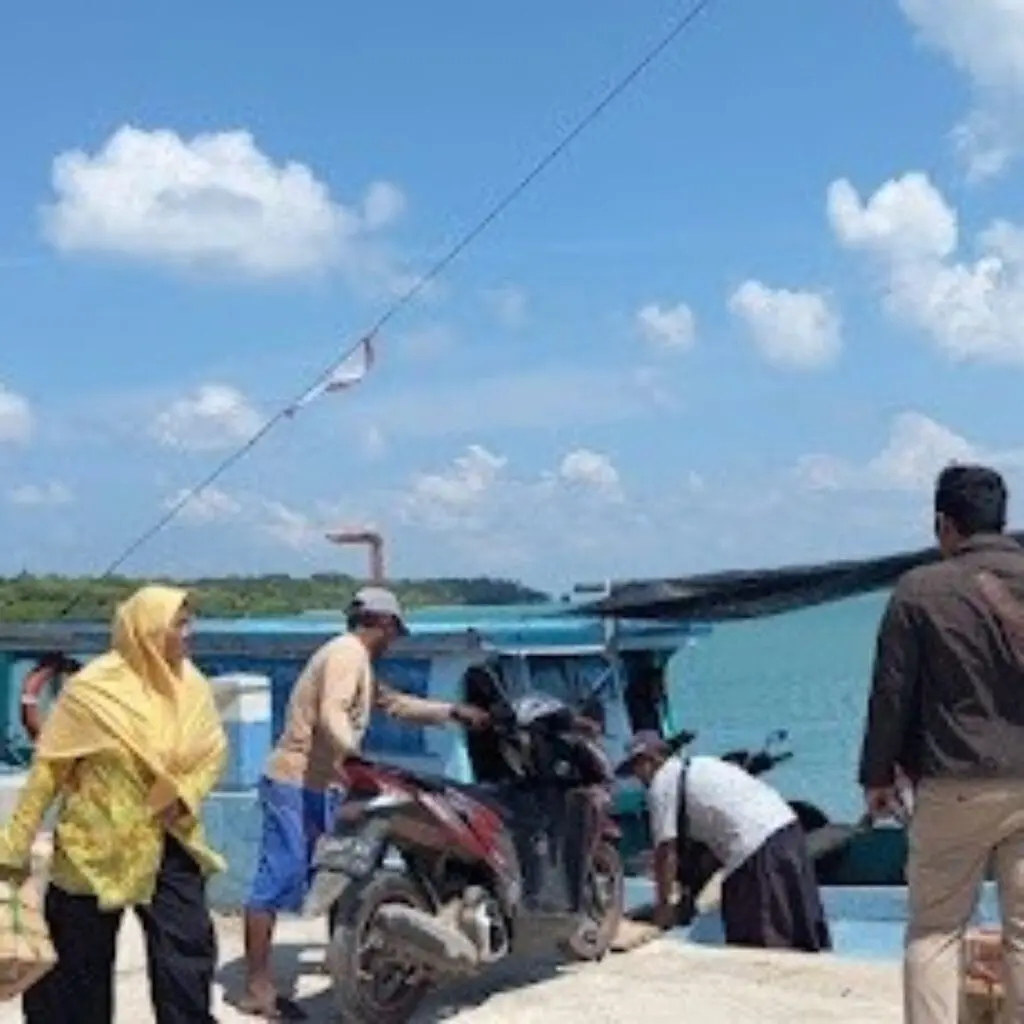 Perahu angkut penumpang dan sembako tetap berlayar dari Pelabuhan Aenganyar menuju Pagar Batu meski cuaca buruk melanda wilayah perairan Sumenep