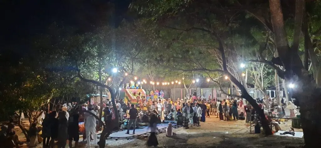 Suasana malam di Pantai THB Bringsang dengan lampu hias, angin laut, dan ayunan yang menciptakan tempat ngabuburit favorit warga Giligenting