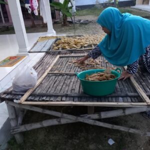 UMKM Sumber Barokah Tetap Produksi Kerupuk Meski Cuaca Tidak Mendukung