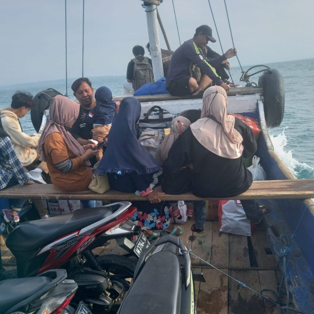 Perahu penyeberangan Bringsang–Tanjung Sronggi sedang bersandar akibat cuaca buruk dan gelombang tinggi di perairan Giligenting, Sumenep