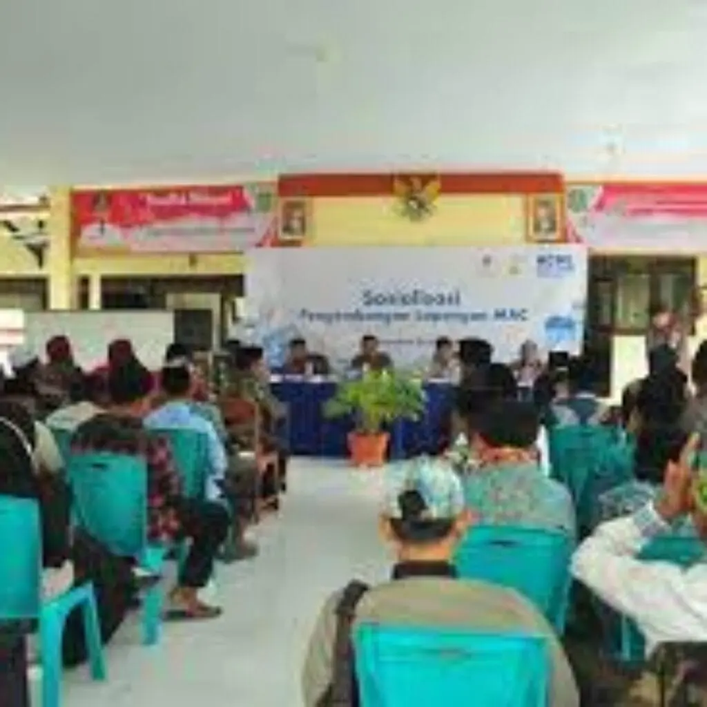 Manajer HCML bersama Forkopimcam dan warga saat sosialisasi pengembangan lapangan MAC di Pulau Giligenting, Sumenep