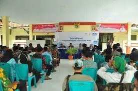Manajer HCML bersama Forkopimcam dan warga saat sosialisasi pengembangan lapangan MAC di Pulau Giligenting, Sumenep