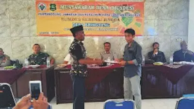 Musyawarah Desa Bringsang dalam rangka reorganisasi pengurus BUMDes Serunai Jingga di Pendopo Balai Desa Giligenting, Sumenep