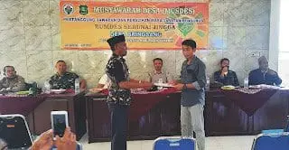 Musyawarah Desa Bringsang dalam rangka reorganisasi pengurus BUMDes Serunai Jingga di Pendopo Balai Desa Giligenting, Sumenep