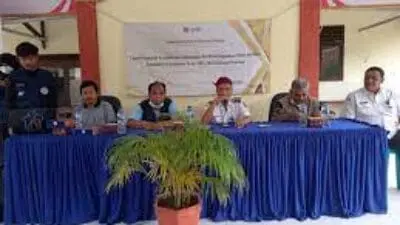 Tim Rumah Sakit Terapung Ksatria Airlangga (RSTKA) Universitas Airlangga saat memberikan layanan kesehatan kepada warga di Pendopo Kecamatan Giligenting, Sumenep