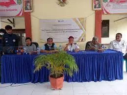 Tim Rumah Sakit Terapung Ksatria Airlangga (RSTKA) Universitas Airlangga saat memberikan layanan kesehatan kepada warga di Pendopo Kecamatan Giligenting, Sumenep