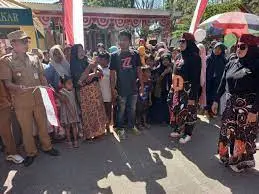 Peserta Gerak Jalan Unik Desa Aenganyar, Kecamatan Giligenting, Kabupaten Sumenep dalam Rangka Memeriahkan Hari Ulang Tahun (HUT) RI