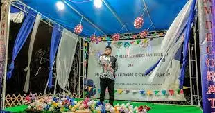 Kepala Desa (Kades) Galis, Akhmad Safri Wiarda Berikan Sambutan di Acara Malam Puncak HUT Kemerdekaan RI Ke 77 Desa Galis Dimeriahkan Penampilan Pencak Silat Internasional