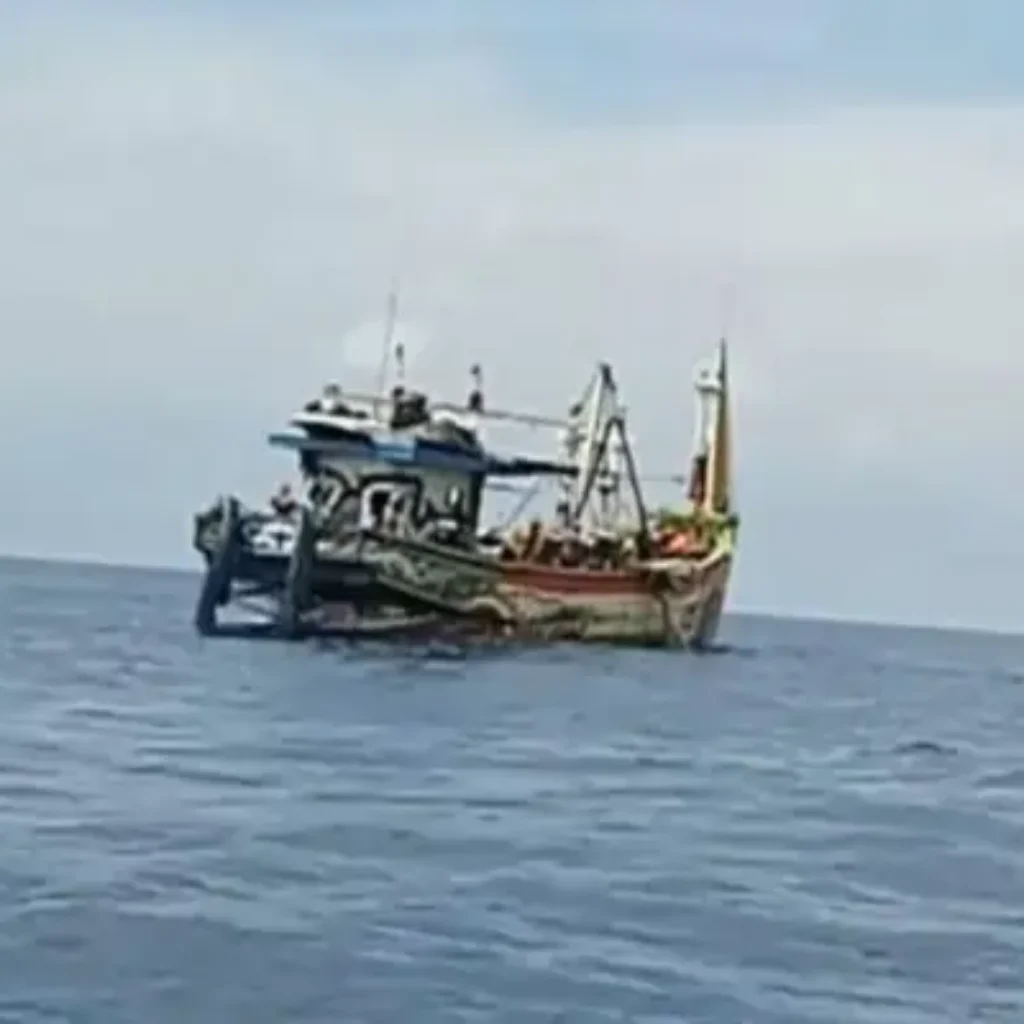 Potret sebuah kapal menggunakan alat tangkap cantrang terlihat beroperasi di perairan sekitar Pulau Giligenting, Sumenep