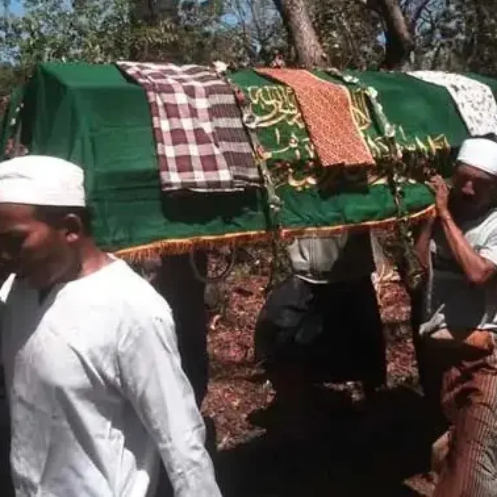 Warga Mengotong Mayat Korban Bekas galian ekskavator