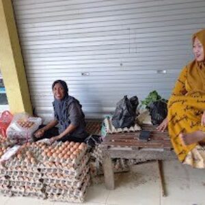 Harga Telur Ayam Terus Meroket, Omzet Pedagang di Giligenting Merosot