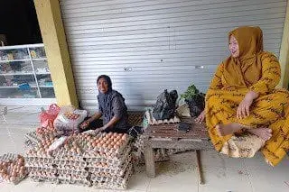 Ibu Yaya Penjual Telor di Pasar Tradisional Anyar Desa Aenganyar