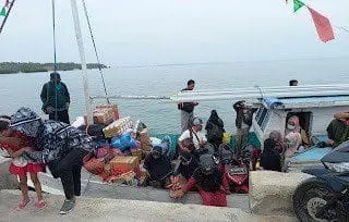 Suasana Penumpang Angkutan Laut di Desa Aenganyar Kecamatan Giligenting