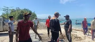 Warga dan aparatur Desa Gedugan membersihkan sampah di Pantai Selatan Dusun Lombi dalam kegiatan Jumat Bersih