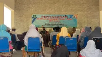 Warga Desa Bringsang antre menerima BLT BBM dan sembako yang disalurkan PT Pos Indonesia tanpa potongan