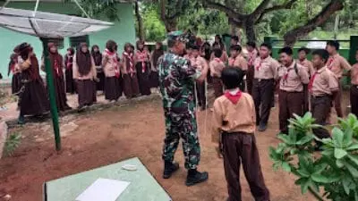 Babinsa Koramil Giligenting Bina Karakter Siswa Melalui Gerakan Pramuka