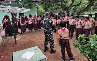 Babinsa Koramil Giligenting Bina Karakter Siswa Melalui Gerakan Pramuka