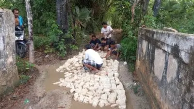 Peduli Jalan Rusak, Kades Bringsang Ajak Warganya Gotong Royong