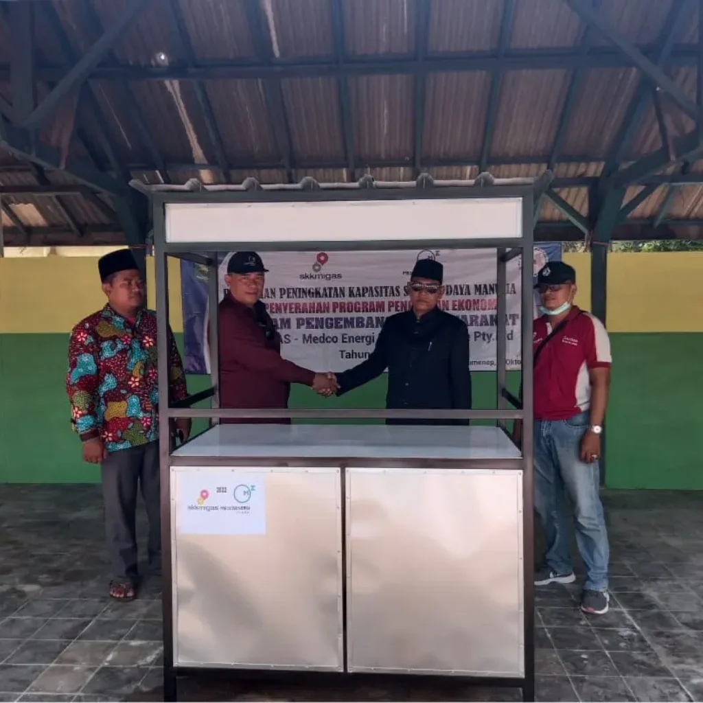 Serah Terima Alat Lapak Kuliner oleh LSM Bisma Kabupaten Sumenep, Bapak Mulidi kepada Kepala Desa Gedugan Bapak Rusnan