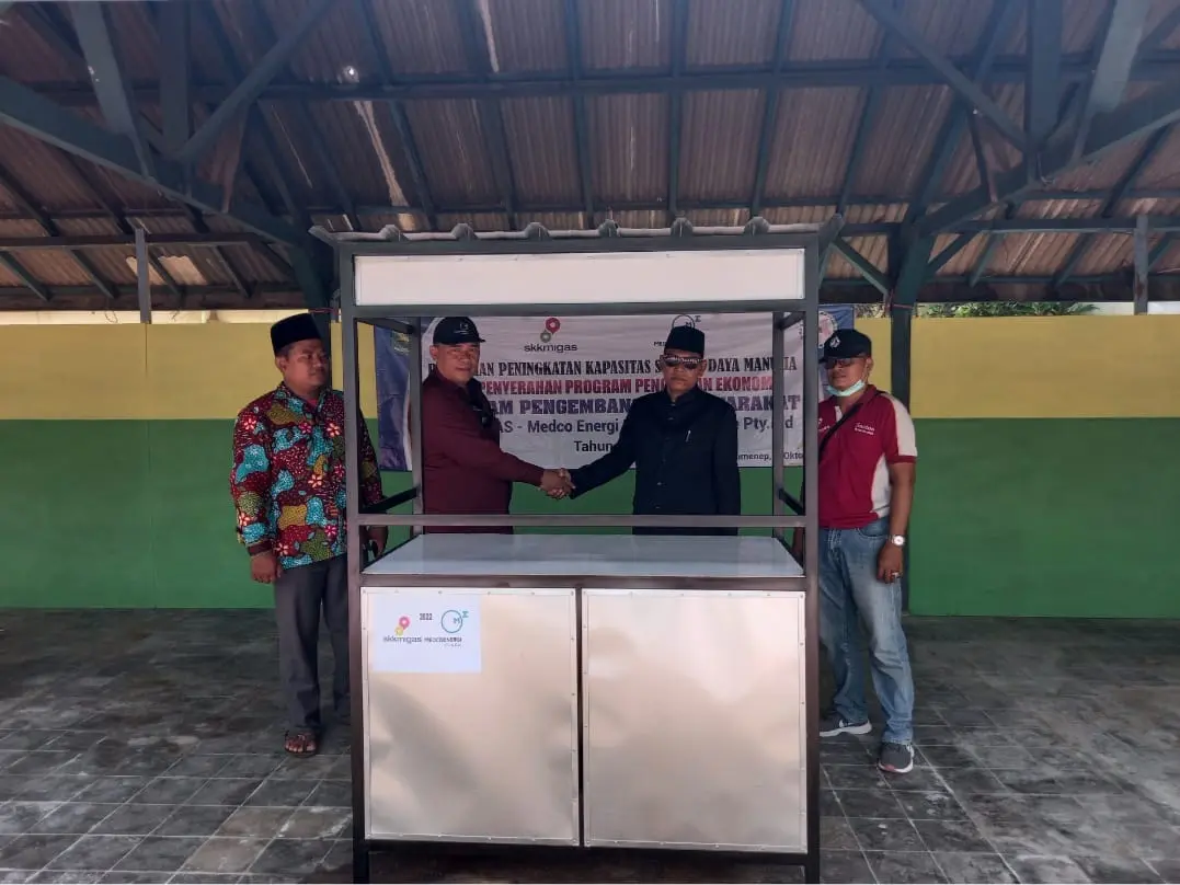 Serah Terima Alat Lapak Kuliner oleh LSM Bisma Kabupaten Sumenep, Bapak Mulidi kepada Kepala Desa Gedugan Bapak Rusnan