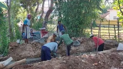 Proses perbaikan gorong-gorong dusun julung lao', kadus bersama warga
