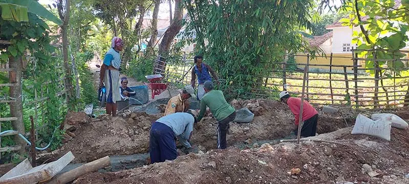 Proses perbaikan gorong-gorong dusun julung lao', kadus bersama warga