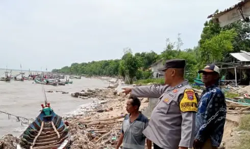 Sejumlah perahu di pesisir pantai Beddi Lanjeng, Desa Jate, Kecamatan Giligenting, Sumenep, rusak akibat cuaca ektrem, Jumat (23 Desember 2022) malam