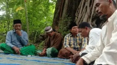 Warga Bringsang menggelar doa dan tahlil di sumur tertua Giligenting sebagai bentuk pelestarian budaya dan penghormatan leluhur