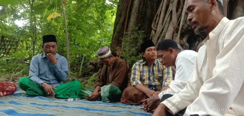 Warga Bringsang menggelar doa dan tahlil di sumur tertua Giligenting sebagai bentuk pelestarian budaya dan penghormatan leluhur
