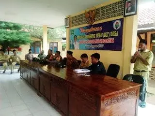Kepala Desa Galis, H. Akhmad Safri Wiarda, menyerahkan Bantuan Langsung Tunai (BLT) Dana Desa tahun anggaran 2022 secara simbolis kepada salah satu Keluarga Penerima Manfaat (KPM) di Pendopo Balai Desa Galis, didampingi perwakilan dari Camat, Kapolsek, dan Danramil Giligenting